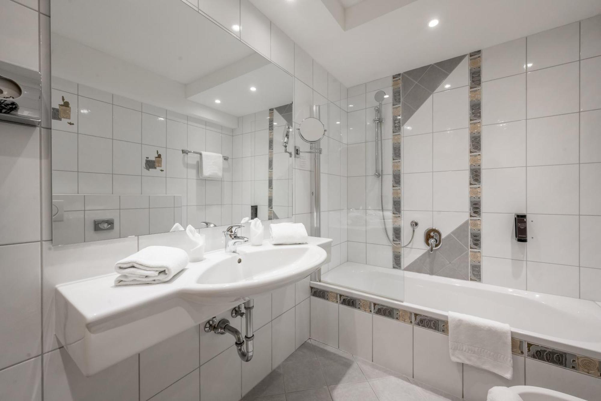 Hotel Zum Gourmet Seefeld in Tirol Pokoj fotografie